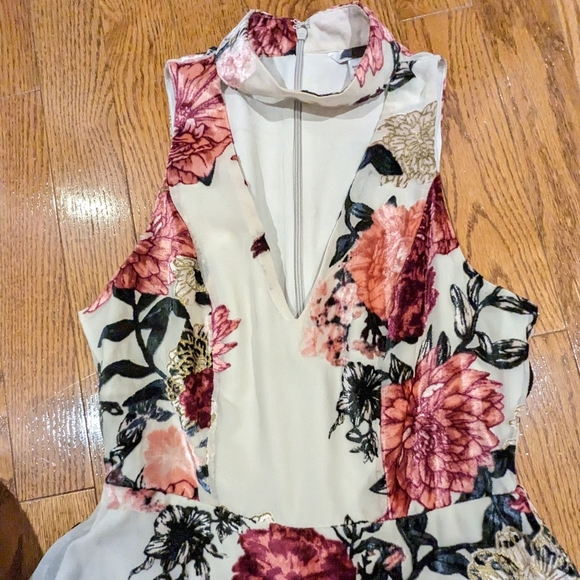 GUESS Light grey Fit and Flare Dress Floral Keyhole Halter sz XS - Picture 8 of 9